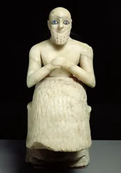 Statue des Beamten Ebih-Il aus dem Ischtar-Tempel in Mari, Irak, Mittlerer Euphrat, frühdynastische Zeit, um 2500 v. Chr.